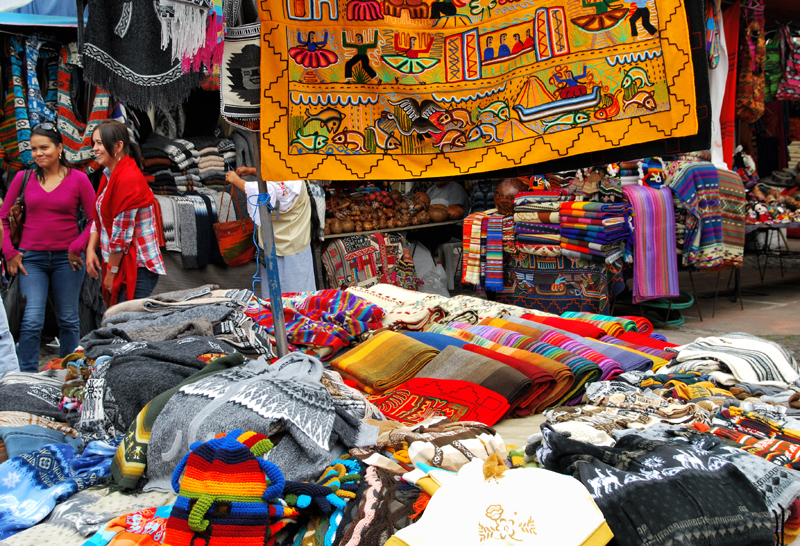Der größte Handwerksmarkt im Norden von Ecuador findet jeden Samstag in Otavalo statt, auf der Plaza de Poncho - Nomen est omen. Foto: Kleine Fluchten Berlin