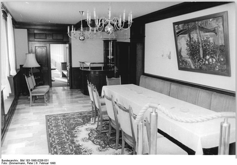 Blick in den Speiseaal von Schloss Dammsmühle, Februar 1990